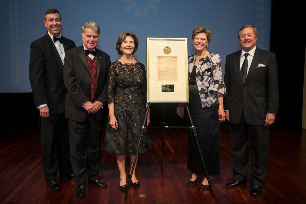 Photograph of Laura Bush receiving Records of Achievement Award